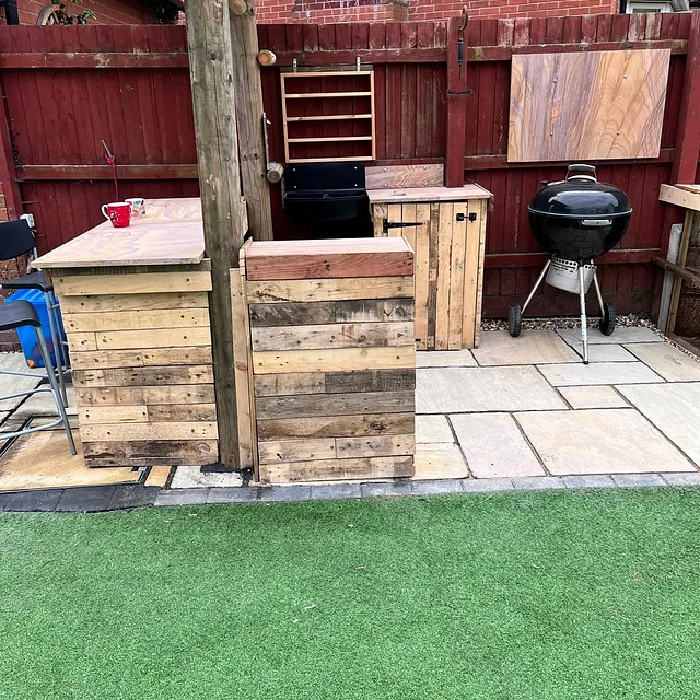 Easy Gardens - Patio and bar area