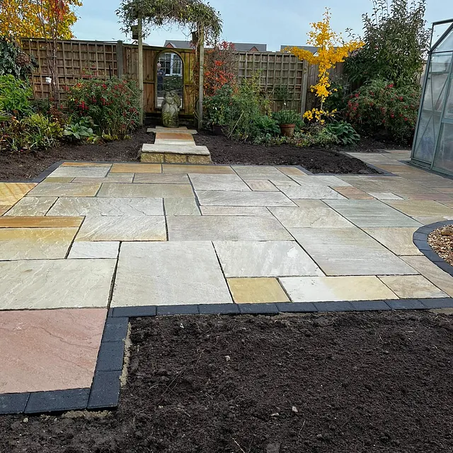 Patio and archway with borders